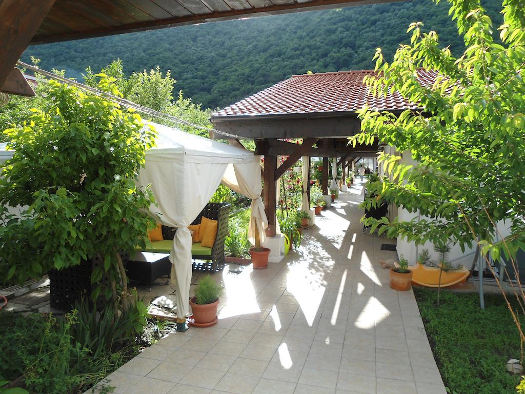 Pensiunea La Dolce Vita Băile Herculane Exteriör bild